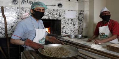 Siirt'te bir fırıncı madeni paraları 180 derecede ısıttıktan sonra müşterilere veriyor