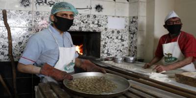 Siirt'te bir fırıncı Madeni paraları 180 derecede ısıttıktan sonra müşterilere veriyor