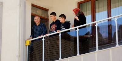 Elazığ’da korona virüs nedeniyle gençlere sürpriz doğum günleri