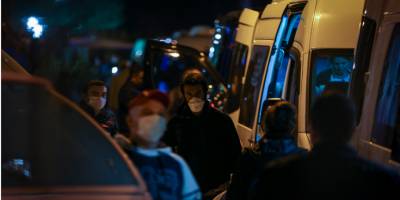 Bursa'da Karantinası biten vatandaşlar şehirlerine gitmek için minibüslerle ayrıldı