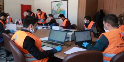 Vefalı öğretmenler Yaşlıların maaşını evine götürüyorlar, aş eren hamile kadınların imdadına yetişiyorlar