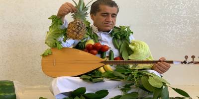 Halk müziği Sanatçısı Aydın Aydın karpuz kabuğundan maske yapıp ‘evde kal’ mesajı verdi