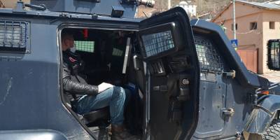 Şırnak’ın Beytüşşebap ilçesinde Polis zırhlı araçlarından vatandaşlara 'evde kalın' uyarısı