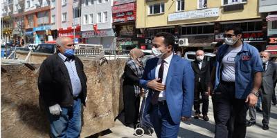 Bilecik Valisi sokağa çıkarak vatandaşlara bizzat maske dağıttı