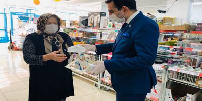 Çiçekdağı Kaymakamı Karakaş vatandaşa maske dağıttı