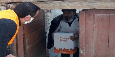 Aydın Kuşadası Kaymakamlığı gıda yardımlarını sürdürüyor