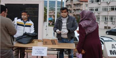 Hatay’ın Yayladağı Kaymakamı Yılmaz vatandaşlara maske dağıttı