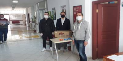 Kocaeli'de öğrenciler biriktirdikleri para ile sağlık çalışanlarına siperlik aldı