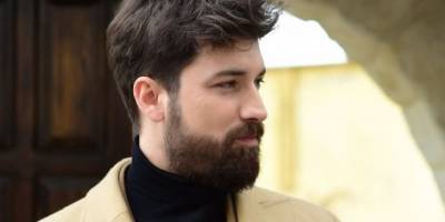 Alp Navruz, korona virüs tedbirlerini hiçe saydı! Sevgilisiyle sahil yürüyüşü yaptı