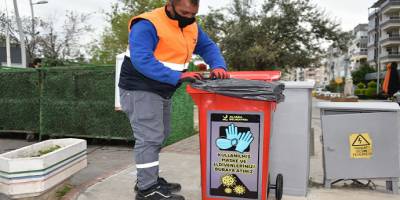 İzmir Aliağa Belediyesi kullanılmış eldiven ve maskeleri topluyor