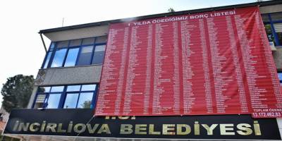 Aydın’ın İncirliova Belediye Başkanı Kaya ödediği borçların pankartını belediyeye astırdı