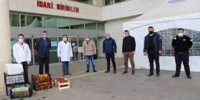 Ordu Ticaret ve Sanayi Odası Başkanı İrfan Akar Sağlık çalışanlarına meyve ve börek ikramı