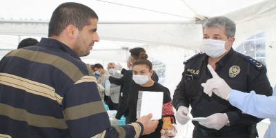 Hatay Reyhanlı'da vatandaşlara maske dağıtıldı