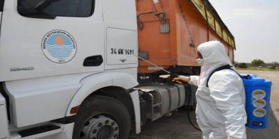 Mersin'in Toroslar Belediyesi, katı atık aktarma istasyonunu dezenfekte etti