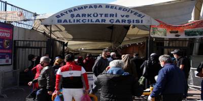 Bayrampaşa’daki semt pazarında Sosyal mesafe kuralına uymayan vatandaşlar havadan görüntülendi