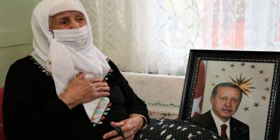 Recep Tayyip Erdoğan'ın fotoğrafına sarılan nine gözyaşı döktü