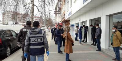 Kars’ta polis ekipleri cadde ve sokaklarda yoğun korona virüs mesaisi