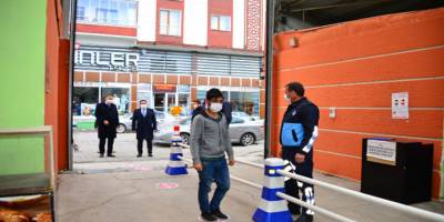 Ardahan Valisi Masatlı, Korona virüs tedbirleri kapsamında kapalı halk pazarını denetledi