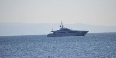 Erdek sahiline demir atan lüks yata sahil güvenlik uyarısı