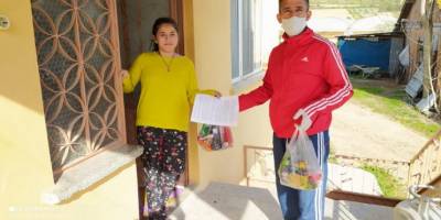 Bilecik’te bir grup öğretmen kantindeki bütün ürünleri satın alıp evdeki öğrencilere dağıttı