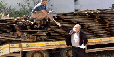 Yenişehir Belediye Başkanı Aydın ev ev dolaşarak maske dağıttı