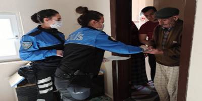 Van'da evden çıkamayan yaşlıların ihtiyacını polis karşılıyor