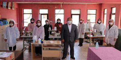 Zonguldak’ın Ereğli ilçesine bağlı Ormanlı Belediyesi maske üretip halka dağıtıyor