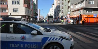 Kars’ta Trafiğe kapatılan caddelerde vatandaşların geçişine kontrollü olarak izin veriliyor.