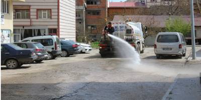 Erzurum Oltu Belediyesi temizlik ekipleri yasağı fırsata çevirdi