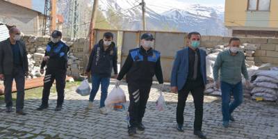 Hakkari'de polisten vatandaşlara yardım eli