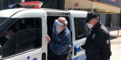 Sakarya'da Sokağa çıkma yasağının ilk gününde yaşlı adama polis ekipleri yardım etti