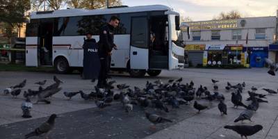 Sakarya Gar Meydanı’nda kuşları Çevik Kuvvet polisi besledi