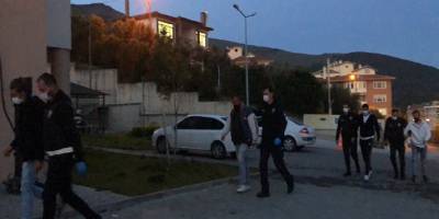 Bursa'da yasağa rağmen denize girip yüzen kural tanımazlar gözaltına alındı