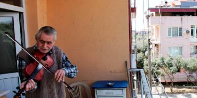 Ödemiş'te Öngel Akı, sokağa çıkma yasağı günlerinde balkon konseri veriyor