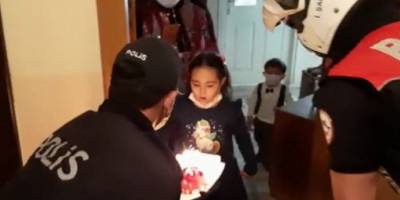 Bolu’da polis ekiplerinden küçük Meryem'e doğum günü sürprizi