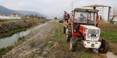 Eskişehir İnönü Belediyesi sinek ve haşere ile mücadele larva ilaçlaması yaptı