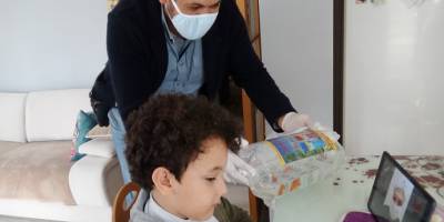 Pendik’te Eve gidemeyen hemşirenin çocuğunun istediği balıkları Vefa Grubu götürdü