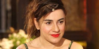 EvdeÇal’da çıkan Ceylan Ertem en sevilen şarkılarını binlerle söyledi