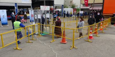Sokağa çıkma yasağına saatler kala pazaryerlerinde yoğunluk
