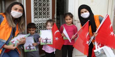 Aydın'da Kuyucak Belediyesi vatandaşlara bayrak dağıttı