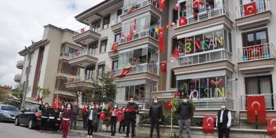 Afyonkarahisar’da bir apartman 23 Nisan coşkusu için özel hazırlandı
