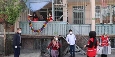 Malatya'da Kızılay’dan evden çıkamayan çocuklara 23 Nisan sürprizi