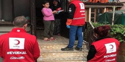 Düzce'de Vefa Sosyal Destek Grubu çocuklara Türk Bayrağı dağıttı