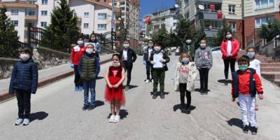 Ankara’nın Yenimahalle ilçesi'nde aynı binada oturan miniklerden şiirli 23 Nisan kutlaması