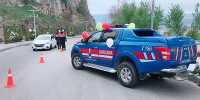 Elazığ'da Mehmetçik, araçlarını süsledi çocukları sevindirdi