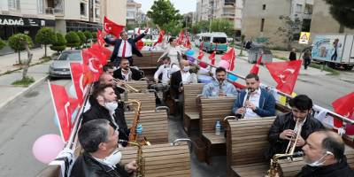 İzmirliler evlerinde 23 Nisan kutlamaları