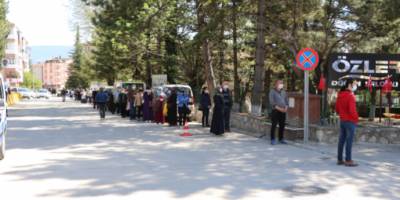 Karabük halk pazarında "korona" kuyruğu