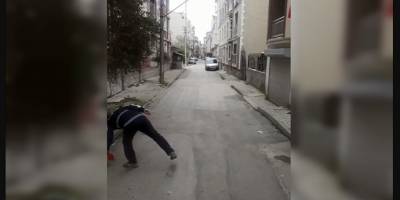 Bursa’da bir temizlik görevlisi yerdeki Türk bayrağını öperek aldı