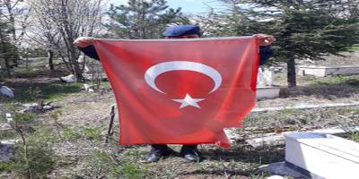 Çorum'da şehit mezarlarındaki Türk bayrakları yenilendi