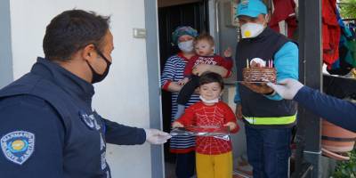 Marmaris Belediyesi Zabıta ekiplerinden küçük çocuğa doğum günü sürprizi